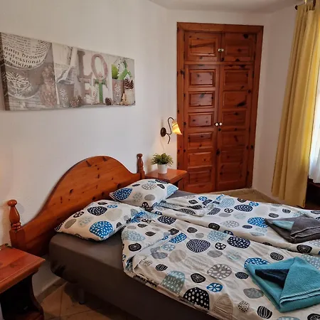 Beachfront No 1 With Heated Pool, Close To Sea And Beach, Balcony, Wifi アパート