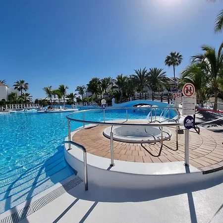 アパート Beachfront No 1 With Heated Pool, Close To Sea And Beach, Balcony, Wifi
