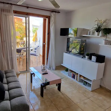 アパート Beachfront No 1 With Heated Pool, Close To Sea And Beach, Balcony, Wifi